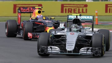 Nico Rosberg con el Mercedes presionado por el Red Bull de Max Verstappen durante el GP de M&eacute;xico 2016.