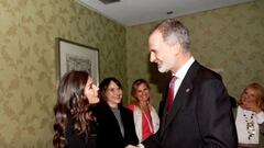 Los reyes Felipe VI y Letizia recrean en Oviedo su cómplice saludo de hace 20 años cuando no se sabía que eran pareja