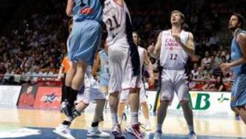 <b>DUELO DE DEFENSAS. </b>Mirza Teletovic se interpone en la penetración de Pablo Prigioni.