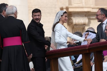El presidente de Ucrania Volodymyr Zelenskyy y la reina Letizia toman asiento en la plaza de San Pedro.