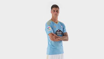 Sergio Barcia, jugador del Celta B, posa vestido con el uniforme principal del Celta.