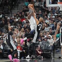 Wembanyama y Edwards se enzarzan en un duelo soberbio