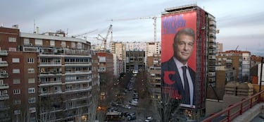 Laporta pone una pancarta gigante junto al Bernabéu