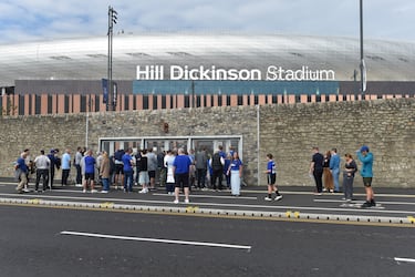 Aficionados del Everton en los alrededores del Hill Dickinson Stadium antes del inicio del duelo entre el Everton y el Brighton & Hove Albion.