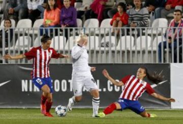 Las jugadoras Atlético de Madrid, Meseguer y Tudela disputan el balón con la jugadora Kolesnikova.