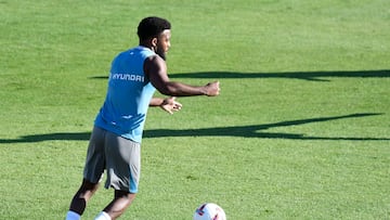 El centrocampista del Atlético de Madrid Thomas Lemar, durante el entrenamiento realizado esta mañana en la Ciudad Deportiva de Majadahonda.