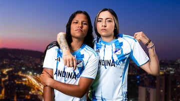 La camiseta rinde tributo a las nubes azules de los extintores en las salidas del equipo a la cancha, llevando en su color y textura la pasión y la energía de la hinchada.