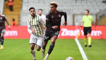 Dele Alli, jugador del Besiktas, conduce el balón durante un partido contra el Sanliurfaspor.