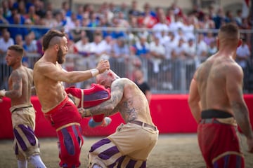 Se juega en la Piazza Santa Croce, que se cubre de arena para la ocasi¨®n. El campo es rectangular, con una red de gol que abarca todo el ancho en cada extremo.