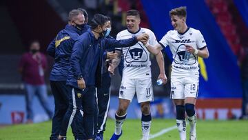 Facundo Waller y Juan Iturbe festejan un gol con los Pumas