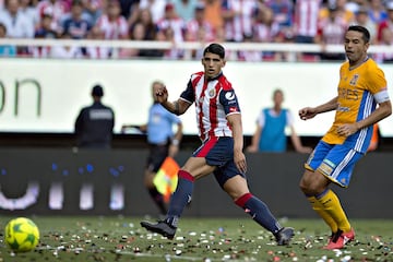 A los 17 minutos, Alan Pulido prendió un balón de aire, pegado al borde del área grande, imposible para Nahuel Guzmán.