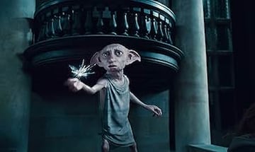 Dobby, el elfo doméstico que encontró la libertad gracias a Harry, arriesga su vida para salvar a sus amigos de la mansión Malfoy. En su último acto, transporta a Harry y a los demás a salvo, pero una daga lanzada lo hiere mortalmente. Dobby muere en brazos de Harry, mirando el cielo libre, demostrando que hasta el más pequeño puede ser un héroe.
