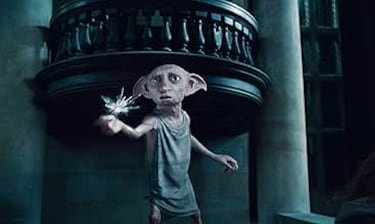 Dobby, el elfo doméstico que encontró la libertad gracias a Harry, arriesga su vida para salvar a sus amigos de la mansión Malfoy. En su último acto, transporta a Harry y a los demás a salvo, pero una daga lanzada lo hiere mortalmente. Dobby muere en brazos de Harry, mirando el cielo libre, demostrando que hasta el más pequeño puede ser un héroe.
