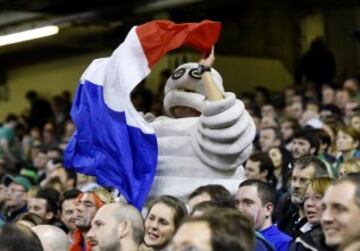 Aficionado vestido de Michelín en un partido de Francia.