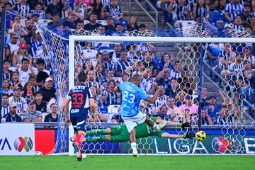 Salomon Rondon scores his goal 1-2 of Pachuca to Esteban Andrada of Monterrey during the Play-In round match between Monterrey and Pachuca as part of the Liga BBVA MX, Torneo Clausura 2025 at BBVA Bancomer Stadium on April 27, 2025 in Monterrey, Nuevo Leon, Mexico.