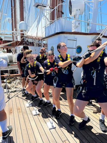 La princesa Leonor cumpliendo con maniobras durante su travesía en el buque escuela Juan Sebastián Elcano durante su paso por Ecuador.
