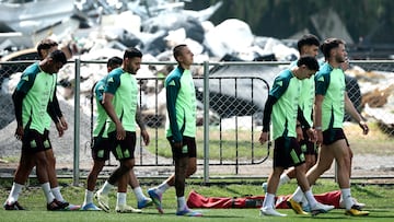 MEX4313. CIUDAD DE MÉXICO (MÉXICO), 04/06/2025.- Desde la izquierda: Gilberto Sepúlveda, Alexis Vega, Roberto Alvarado y Jorge Sánchez, jugadores de la Selección Mexicana de fútbol durante un entrenamiento este miércoles, en el Centro de Alto Rendimiento de la Federación Mexicana de Fútbol, en Ciudad de México (México). El mundialista Roberto Alvarado, de las Chivas de Guadalajara, aseguró este miércoles que jugar con la selección mexicana es lo más importante para él y por eso renunció a jugar el Mundial de clubes como refuerzo del Pachuca. EFE/José Méndez