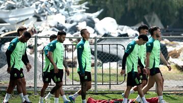 MEX4313. CIUDAD DE MÉXICO (MÉXICO), 04/06/2025.- Desde la izquierda: Gilberto Sepúlveda, Alexis Vega, Roberto Alvarado y Jorge Sánchez, jugadores de la Selección Mexicana de fútbol durante un entrenamiento este miércoles, en el Centro de Alto Rendimiento de la Federación Mexicana de Fútbol, en Ciudad de México (México). El mundialista Roberto Alvarado, de las Chivas de Guadalajara, aseguró este miércoles que jugar con la selección mexicana es lo más importante para él y por eso renunció a jugar el Mundial de clubes como refuerzo del Pachuca. EFE/José Méndez
