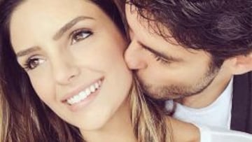 Kaka besa el cuello de su mujer Carol Celico