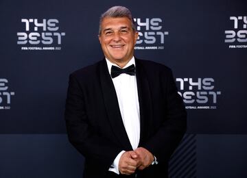 El presidente del Barcelona Joan Laporta posa a su llegada a la ceremonia de los Premios The Best FIFA.