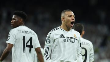 MADRID, 19/02/2025.- El delantero francés del Real Madrid Kylian Mbappé (d) celebra el segundo gol de su equipo durante el partido de vuelta de la eliminatoria previa a los octavos de final de la Liga de Campeones que Real Madrid y Manchester City disputan hoy miércoles en el estadio Santiago Bernabéu. EFE/Kiko Huesca