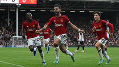 London (United Kingdom), 04/11/2023.- Manchester United's Bruno Fernandes (C) celebrates scoring the 0-1 goal during the English Premier League soccer match between Fulham FC and Manchester United, in London, Britain, 04 November 2023. (Reino Unido, Londres) EFE/EPA/DANIEL HAMBURY No use with unauthorized audio, video, data, fixture lists, club/league logos, 'live' services' or as NFTs. Online in-match use limited to 120 images, no video emulation. No use in betting, games or single club/league/player publications.
