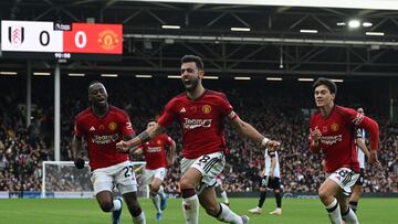 London (United Kingdom), 04/11/2023.- Manchester United's Bruno Fernandes (C) celebrates scoring the 0-1 goal during the English Premier League soccer match between Fulham FC and Manchester United, in London, Britain, 04 November 2023. (Reino Unido, Londres) EFE/EPA/DANIEL HAMBURY No use with unauthorized audio, video, data, fixture lists, club/league logos, 'live' services' or as NFTs. Online in-match use limited to 120 images, no video emulation. No use in betting, games or single club/league/player publications.