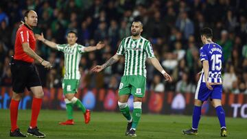 Jesé, reclamando a Mateu ante el Alavés.