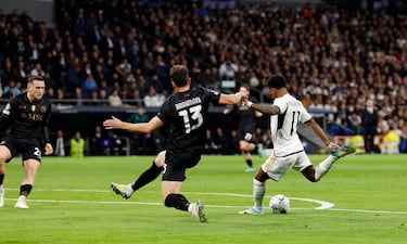 1-1. Rodrygo avanza, se adentra en el área y saca un misil con la derecha para poner el balón en la escuadra izquierda de la portería de Alex Meret.