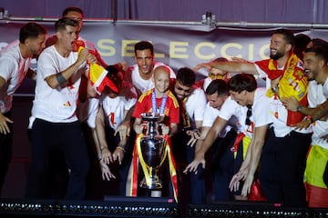 Los jugadores de la selección española  y los aficionados celebran el la plaza de la Cibeles el título de la Eurocopa. En la imagen, María Caamaño levanta el trofeo.