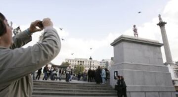 19/10/07. Con motivo de la final de la Copa del Mundo entre Inglaterra y Sud¨¢frica se expuso un modelo de cera de Jonny Wilkinson en el pedestal de Trafalgar Square de Londres.