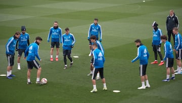 Rondo en el entrenamiento del Real Madrid.