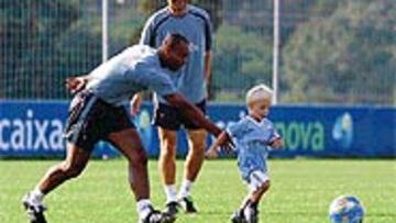 <B>JUGÓ CON EL HIJO DE GIOVANELLA</B>. Vagner aprovechó los minutos anteriores a la sesión de trabajo para jugar con el hijo de Giovanella.