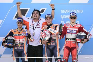 Katsuya Shibasaki, miembro del equipo Honda, celebra el podio de Marc Márquez y Dani Pedrosa, primero y segundo respectivamente. En el podio junto a Jorge Lorenzo que acabó tercero.