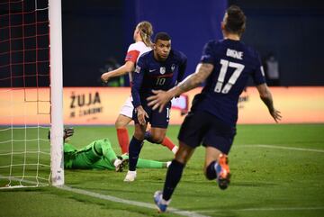 1-2. Kylian Mbappé marcó el segundo gol.