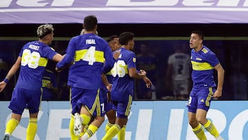 Boca Juniors' defender Agustin Sandez (R) celebrates with teammates after scoring against Arsenal during their Argentine Professional Football League Tournament 2022 match at La Bombonera stadium in Buenos Aires, on June 5, 2022. (Photo by ALEJANDRO PAGNI / AFP)