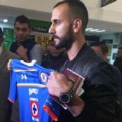 Víctor Vázquez llegó a México para reportar con Cruz Azul
