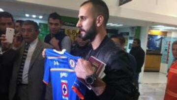 Víctor Vázquez posó ante los medios que esperaron su llegada al AICM con la playera de la Máquina.