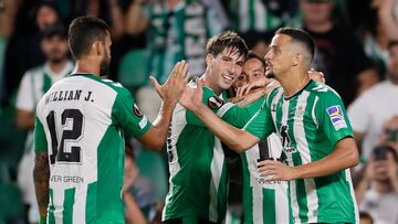 SEVILLA, 15/09/2022.- Los jugadores del Real Betis celebran el gol de Joaquín Sánchez, durante el partido de la segunda jornada de la fase de grupos de Liga Europa que Real Betis y PFC Ludogorets Razgrad disputan hoy jueves en el estadio Benito Villamarín, en Sevilla. EFE/José Manuel Vidal