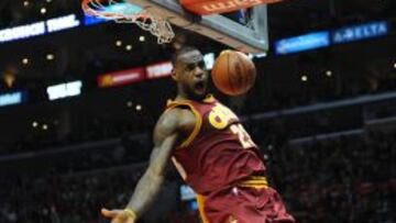 LeBron James tras realizar un mate.