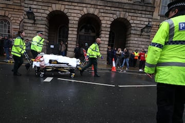 Un veh¨ªculo arremete contra aficionados del conjunto Red en el centro de la ciudad de Liverpool en la celebraci¨®n del t¨ªtulo de liga.