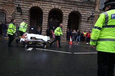 Un vehículo arremete contra aficionados del conjunto Red en el centro de la ciudad de Liverpool en la celebración del título de liga.