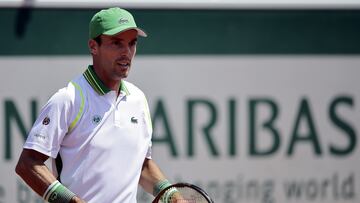 Paris (France), 29/05/2023.- Roberto Bautista Agut of Spain reacts as he plays Yibing Wu of China in their Men's Singles first round match during the French Open Grand Slam tennis tournament at Roland Garros in Paris, France, 29 May 2023. (Tenis, Abierto, Francia, España) EFE/EPA/CHRISTOPHE PETIT TESSON
