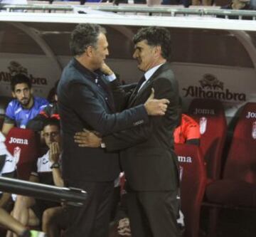 El entrenador del Granada Joaquín Caparrós saluda a José Luis Mendilibar, entrenador del Levante, antes de comenzar el partido de Liga en Primera División disputado esta noche en el estadio Nuevo Los Cármenes, en Granada. 