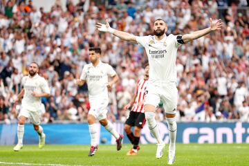 El delantero francés asombró al mundo del fútbol en 2022, cuando, con 34 años, tuvo su mejor temporada goleadora, eso ayudó a que el Real Madrid ganase Liga y Champions y al delantero le llevó a alcanzar su único Balón de Oro. La temporada siguiente, Benzema bajó su registro goleador y al terminar la temporada 2022/23, aceptó la oferta del fútbol saudí dejando un gran legado en el Real Madrid.