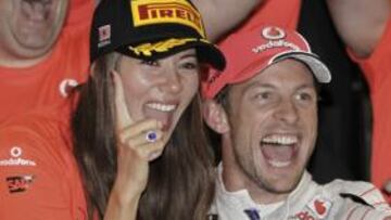 <b>LOS OTROS REYES DE JAPÓN. </b>Button brilló en Suzuka junto a su novia, la modelo Jessica Michibata.