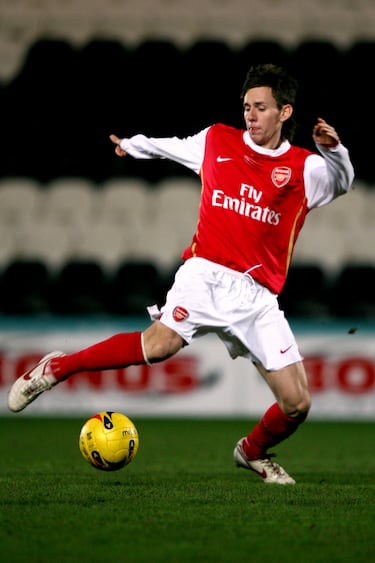 Mediocampista de toque fino que debutó en 2006 con la esperanza de seguir los pasos de Cesc. Aunque tuvo minutos en el primer equipo, no logró consolidarse y acabó buscando protagonismo en divisiones inferiores inglesas.