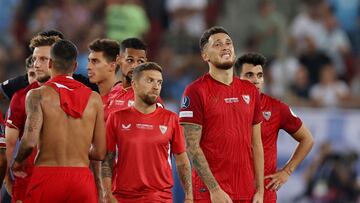 Papu, en el centro, rescindirá con el Sevilla.