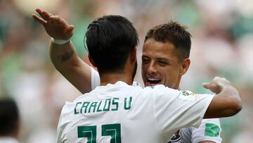 El estratega de LAFC aseguró que entre ambos mexicanos, se decanta por Vela, que ya hizo historia en la MLS y a quien comparó con Lionel Messi.