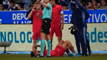 VITORIA-GASTEIZ, 20/09/2024.- El delantero Isaac Romero del Sevilla pide el cambio durante el partido de la jornada 6 de LaLiga EA Sports, entre el Deportivo Alavés y el Sevilla FC que se disputa este viernes, en el estadio de Mendizorrotza de Vitoria-Gasteiz. EFE/ Adrián Ruiz Hierro
